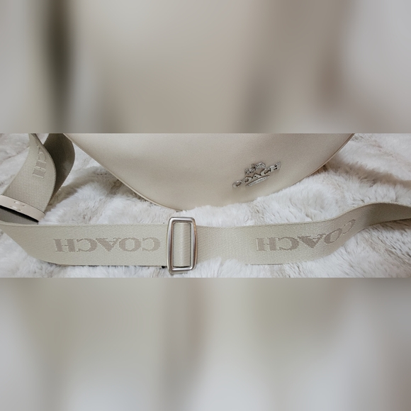 Authentic Coach Pace Shoulders Bag, Cream color with adjustable shoulder strap - Picture 15 of 16